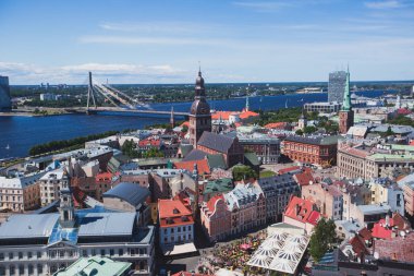 Güzel süper geniş açı hava panoramik Riga, Letonya liman ve manzarası St. Peters Church gözlem kulesinden görülen manzara şehrin ötesinde ile