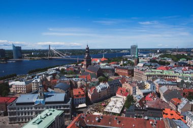 Güzel süper geniş açı hava panoramik Riga, Letonya liman ve manzarası St. Peters Church gözlem kulesinden görülen manzara şehrin ötesinde ile
