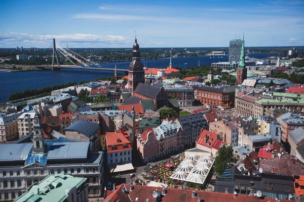 Belle vue aérienne panoramique super grand angle de Riga, Lettonie avec port et horizon avec des paysages au-delà de la ville, vue de la tour d'observation de l'église St. Peters — Photo