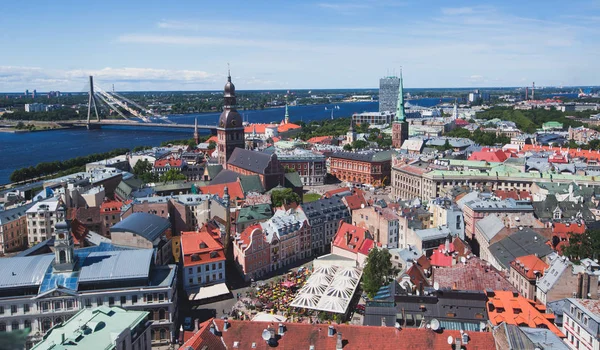 美しい超広角パノラマ撮 Riga, ラトビアの港と聖ペテロ教会の展望台から見た都市の外の景色とのスカイライン — ストック写真