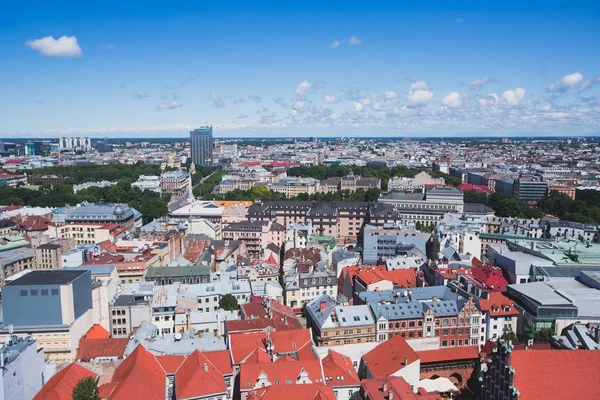 Hermosa vista aérea panorámica de gran angular de Riga, Letonia con puerto y horizonte con paisajes más allá de la ciudad, vista desde la torre de observación de la iglesia de San Pedro — Foto de Stock