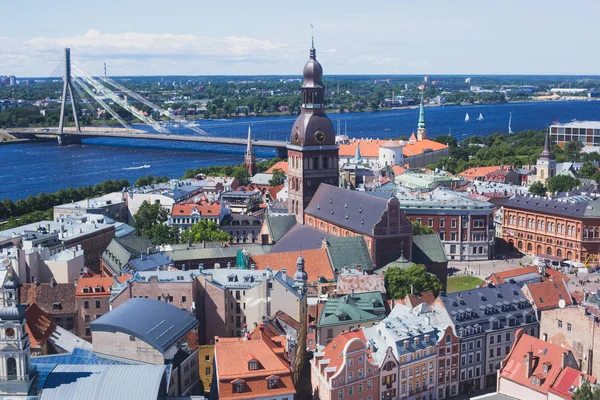 Güzel süper geniş açı hava panoramik Riga, Letonya liman ve manzarası St. Peters Church gözlem kulesinden görülen manzara şehrin ötesinde ile