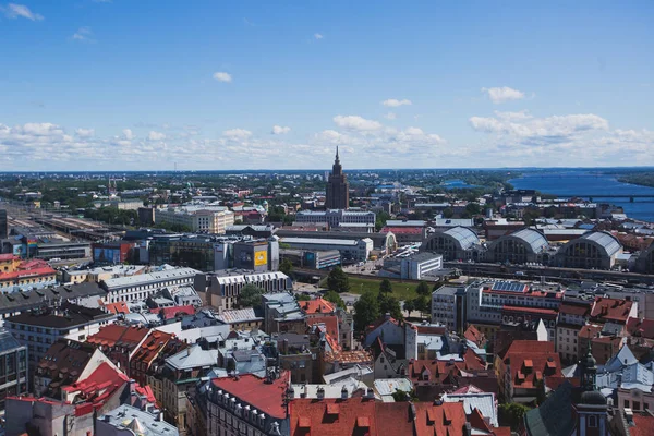 Güzel süper geniş açı hava panoramik Riga, Letonya liman ve manzarası St. Peters Church gözlem kulesinden görülen manzara şehrin ötesinde ile