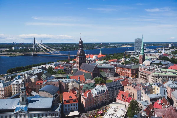 Güzel süper geniş açı hava panoramik Riga, Letonya liman ve manzarası St. Peters Church gözlem kulesinden görülen manzara şehrin ötesinde ile