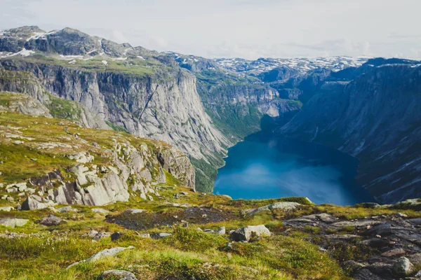 Żywy obraz miejsce słynnego norweskiego piesze wycieczki - sposobem trolltunga, język trolli, skjegedall rock, z turystą i widok epickie panoramiczny pejzaż jezioro ringedalsvatnet i góry, Norwegia — Zdjęcie stockowe