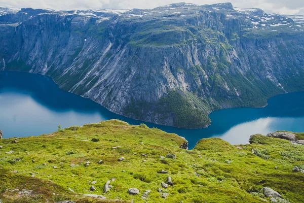 著名的挪威远足的好去处-trolltunga 的方式，巨魔的舌头，岩石 skjegedall，与旅游和湖 ringedalsvatnet 和山风光尽收眼底史诗视图，挪威充满生气的画面 — 图库照片