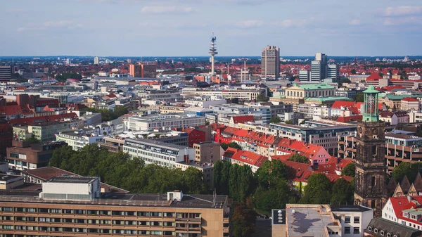 Piękne lato super szeroki kąt lotu ptaka Hannover, Niemcy, Dolna Saksonia, widoczne z tarasu widokowego z nowego ratusza, Hanower — Zdjęcie stockowe