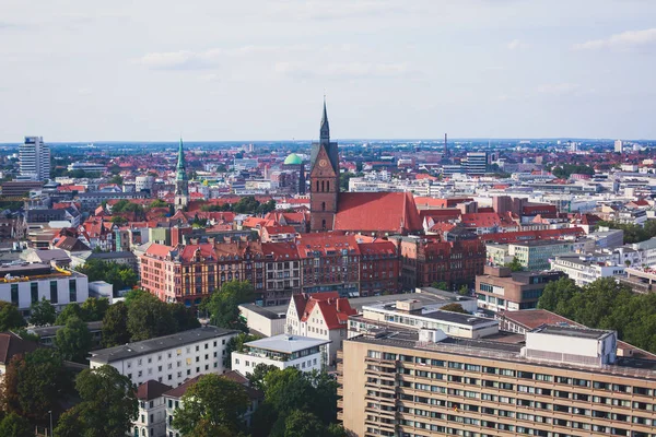 Belle vue aérienne d'été super grand angle de Hanovre, Allemagne, Basse-Saxe, vue depuis le pont d'observation de la nouvelle mairie, Hanovre — Photo