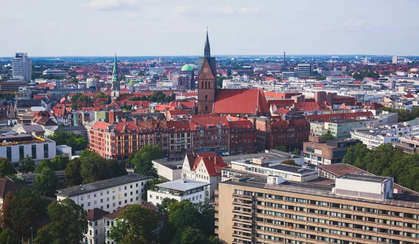 Belle vue aérienne d'été super grand angle de Hanovre, Allemagne, Basse-Saxe, vue depuis le pont d'observation de la nouvelle mairie, Hanovre — Photo