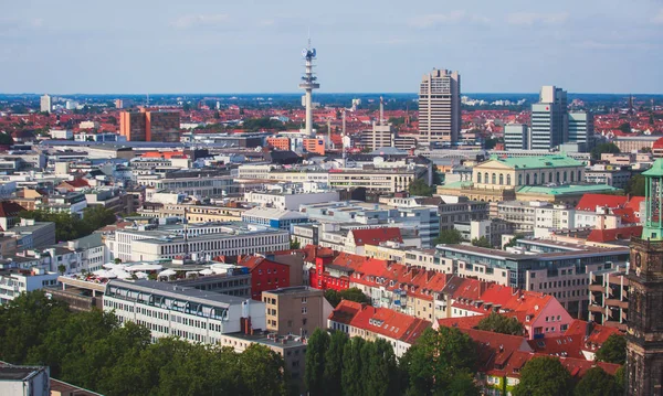 Hannover, Németország, Alsó-Szászország, látni a megfigyelő fedélzetre, új városháza, hannoveri szép szuper nagy látószögű nyári Utcarészlet — Stock Fotó