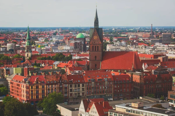 Hermosa vista aérea de verano súper gran angular de Hannover, Alemania, Baja Sajonia, vista desde la plataforma de observación del New Town Hall, Hannover — Foto de Stock