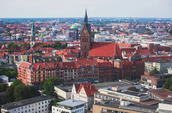 Hannover, Németország, Alsó-Szászország, látni a megfigyelő fedélzetre, új városháza, hannoveri szép szuper nagy látószögű nyári Utcarészlet — Stock Fotó