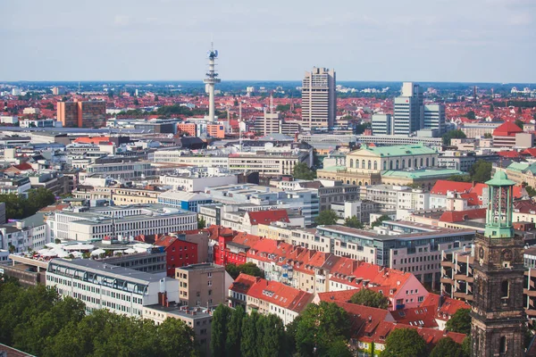 Hannover, Németország, Alsó-Szászország, látni a megfigyelő fedélzetre, új városháza, hannoveri szép szuper nagy látószögű nyári Utcarészlet — Stock Fotó