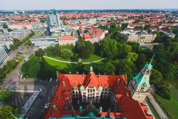 Hannover, Németország, Alsó-Szászország, látni a megfigyelő fedélzetre, új városháza, hannoveri szép szuper nagy látószögű nyári Utcarészlet — Stock Fotó