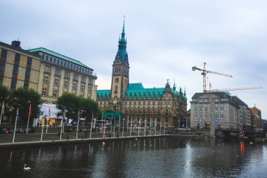Alster Gölü ve Belediye Binası ile Hamburg 'un tarihi merkezinin manzarası, Almanya