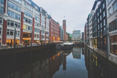 Alster Gölü ve Belediye Binası ile Hamburg 'un tarihi merkezinin manzarası, Almanya