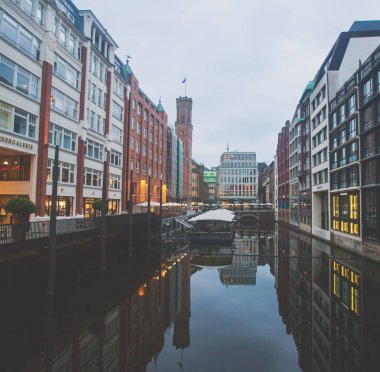 Alster Gölü ve Belediye Binası ile Hamburg 'un tarihi merkezinin manzarası, Almanya