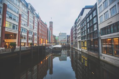 Alster Gölü ve Belediye Binası ile Hamburg 'un tarihi merkezinin manzarası, Almanya