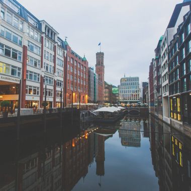 Alster Gölü ve Belediye Binası ile Hamburg 'un tarihi merkezinin manzarası, Almanya