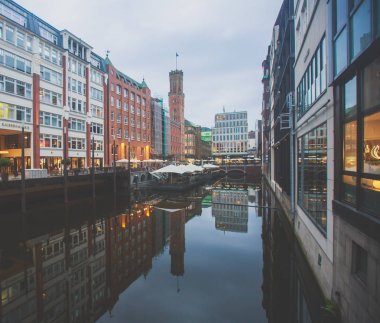 Alster Gölü ve Belediye Binası ile Hamburg 'un tarihi merkezinin manzarası, Almanya