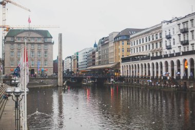 Alster Gölü ve Belediye Binası ile Hamburg 'un tarihi merkezinin manzarası, Almanya