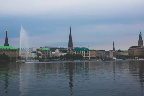 Mening van het historische centrum van Hamburg centrum met het meer van Alster en stadhuis, Duitsland — Stockfoto