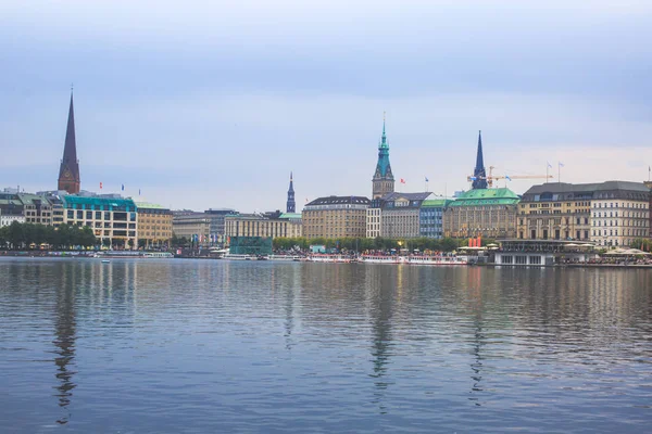 Veduta del centro storico di Amburgo con Alster Lake e Municipio, Germania — Foto Stock