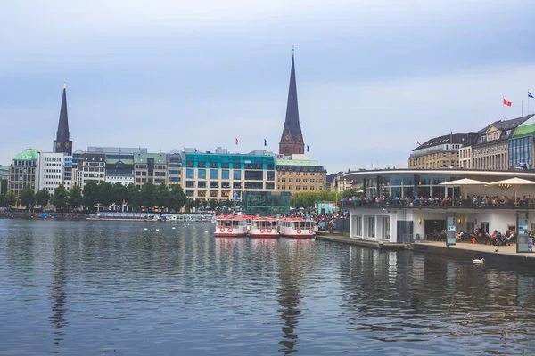 Veduta del centro storico di Amburgo con Alster Lake e Municipio, Germania — Foto Stock