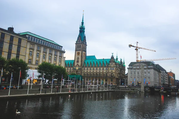 Veduta del centro storico di Amburgo con Alster Lake e Municipio, Germania — Foto Stock