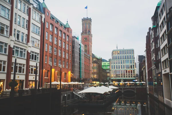 Alster Gölü ve Belediye Binası ile Hamburg 'un tarihi merkezinin manzarası, Almanya