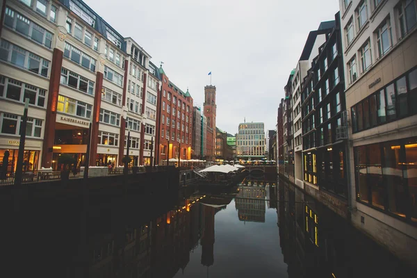 Alster Gölü ve Belediye Binası ile Hamburg 'un tarihi merkezinin manzarası, Almanya