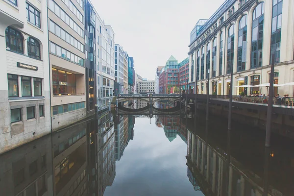 Alster Gölü ve Belediye Binası ile Hamburg 'un tarihi merkezinin manzarası, Almanya
