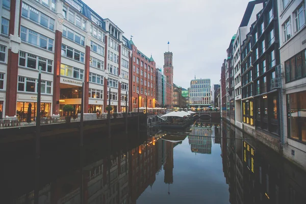 Alster Gölü ve Belediye Binası ile Hamburg 'un tarihi merkezinin manzarası, Almanya