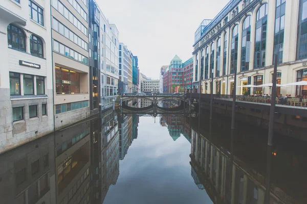 Alster Gölü ve Belediye Binası ile Hamburg 'un tarihi merkezinin manzarası, Almanya