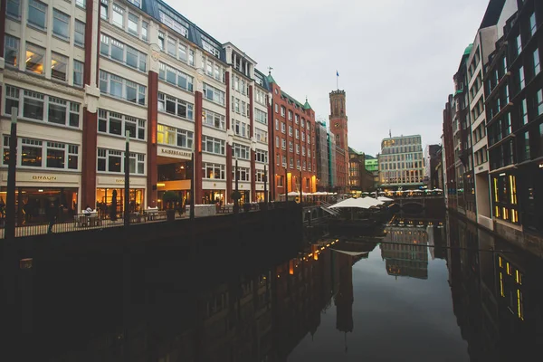 Alster Gölü ve Belediye Binası ile Hamburg 'un tarihi merkezinin manzarası, Almanya