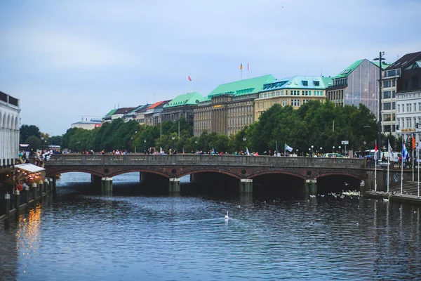 Veduta del centro storico di Amburgo con Alster Lake e Municipio, Germania — Foto Stock