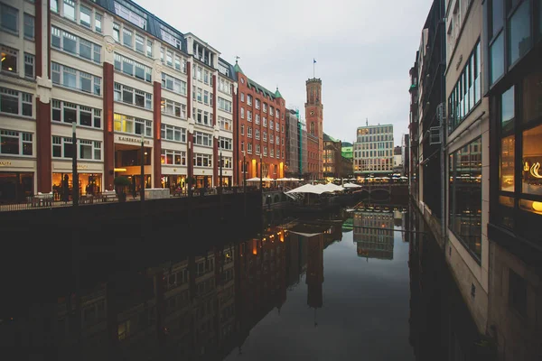 Alster Gölü ve Belediye Binası ile Hamburg 'un tarihi merkezinin manzarası, Almanya