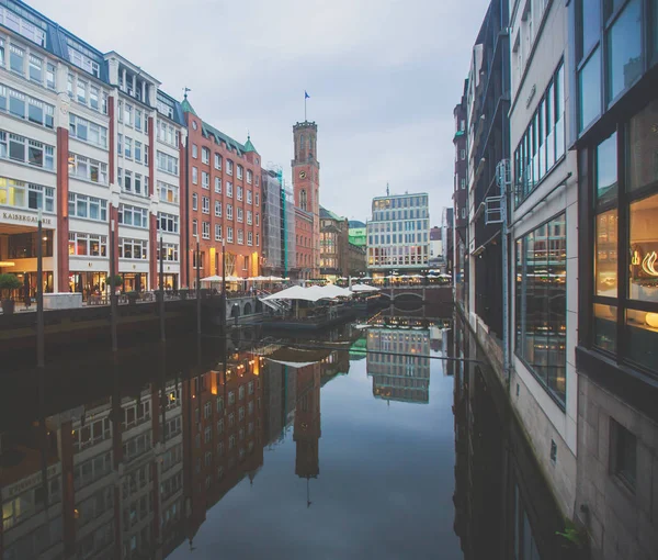 Alster Gölü ve Belediye Binası ile Hamburg 'un tarihi merkezinin manzarası, Almanya