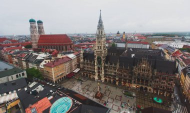 Güzel süper geniş açı güneşli hava görünümünü Münih, Bayern, Bavyera, Almanya manzarası ve şehrin ötesinde Aziz Peter Kilisesi gözlem güverteden gördüm