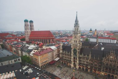 Güzel süper geniş açı güneşli hava görünümünü Münih, Bayern, Bavyera, Almanya manzarası ve şehrin ötesinde Aziz Peter Kilisesi gözlem güverteden gördüm