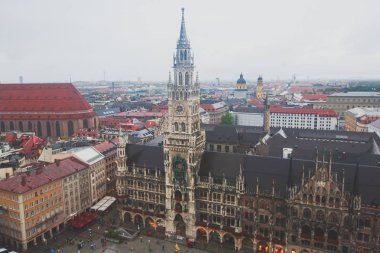 Güzel süper geniş açı güneşli hava görünümünü Münih, Bayern, Bavyera, Almanya manzarası ve şehrin ötesinde Aziz Peter Kilisesi gözlem güverteden gördüm