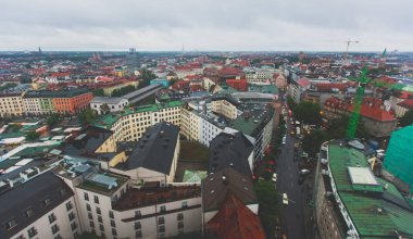 Güzel süper geniş açı güneşli hava görünümünü Münih, Bayern, Bavyera, Almanya manzarası ve şehrin ötesinde Aziz Peter Kilisesi gözlem güverteden gördüm
