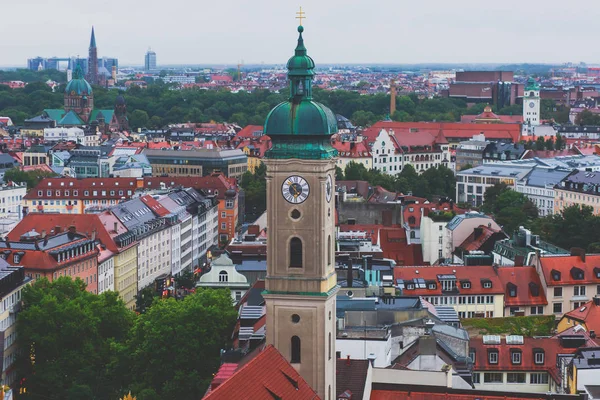 Hermosa vista aérea soleada súper gran angular de Munich, Bayern, Baviera, Alemania con horizonte y paisajes más allá de la ciudad, vista desde la plataforma de observación de la Iglesia de San Pedro — Foto de Stock