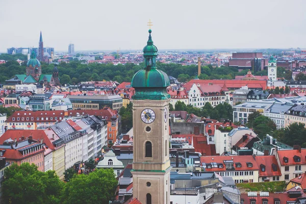 Hermosa vista aérea soleada súper gran angular de Munich, Bayern, Baviera, Alemania con horizonte y paisajes más allá de la ciudad, vista desde la plataforma de observación de la Iglesia de San Pedro — Foto de Stock
