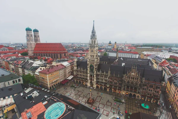 Vista aérea ensolarada super grande-angular bonita de Munich, Bayern, Baviera, Alemanha com skyline e paisagem além da cidade, vista do deck de observação da igreja de São Pedro — Fotografia de Stock