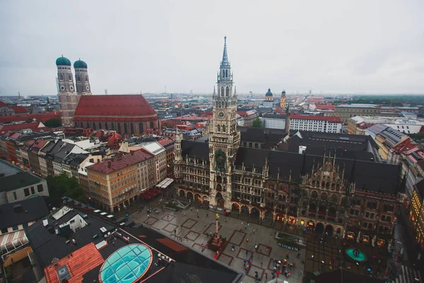 Vista aérea ensolarada super grande-angular bonita de Munich, Bayern, Baviera, Alemanha com skyline e paisagem além da cidade, vista do deck de observação da igreja de São Pedro — Fotografia de Stock