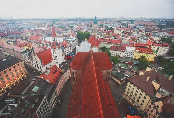 Belle vue aérienne ensoleillée super grand angle de Munich, Bayern, Bavière, Allemagne avec horizon et paysages au-delà de la ville, vue depuis le pont d'observation de l'église Saint-Pierre — Photo