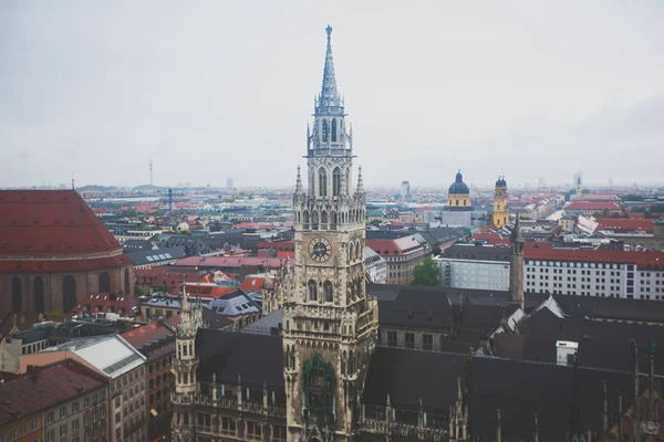 Vista aérea ensolarada super grande-angular bonita de Munich, Bayern, Baviera, Alemanha com skyline e paisagem além da cidade, vista do deck de observação da igreja de São Pedro — Fotografia de Stock