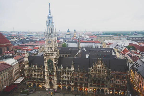 Vista aérea ensolarada super grande-angular bonita de Munich, Bayern, Baviera, Alemanha com skyline e paisagem além da cidade, vista do deck de observação da igreja de São Pedro — Fotografia de Stock