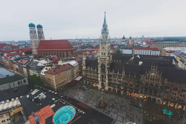 Belle vue aérienne ensoleillée super grand angle de Munich, Bayern, Bavière, Allemagne avec horizon et paysages au-delà de la ville, vue depuis le pont d'observation de l'église Saint-Pierre — Photo